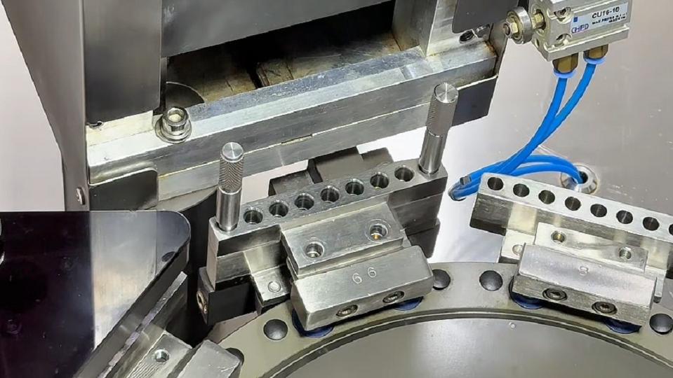 Install upper an lower molds with testing rods