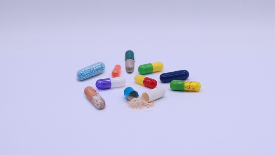 Capsules filled with powders, granules and pellets