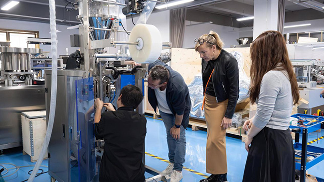 บริการหลังการขายระดับโลกของ Rich Packing: ความได้เปรียบในการแข่งขันรูปแบบใหม่ในอุตสาหกรรมเครื่องจักรบรรจุภัณฑ์